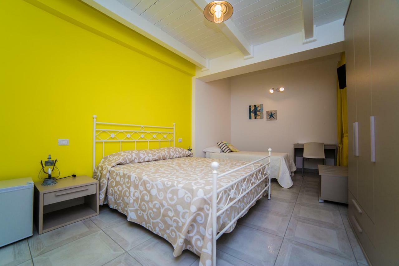 B&B A Due Passi Dal Mare Catona Di Reggio Calabria Kültér fotó