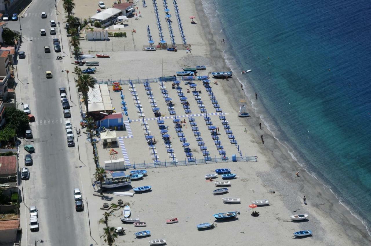 B&B A Due Passi Dal Mare Catona Di Reggio Calabria Kültér fotó