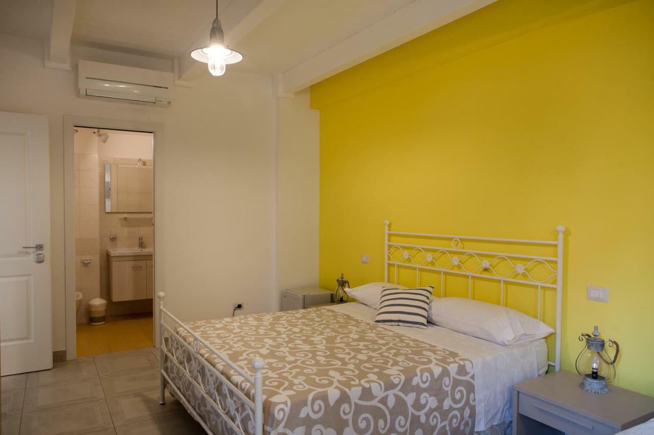 B&B A Due Passi Dal Mare Catona Di Reggio Calabria Kültér fotó